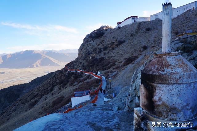 宗喀巴大师亲自建立的格鲁派第一座寺院，格鲁派的祖寺——甘丹寺