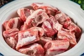 炖排骨时，切记不要焯水和直接下锅，教你一招，鲜嫩入味不柴不腥图片