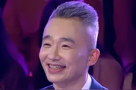 52岁主持人程雷携两儿子逛街，38岁娇妻罕露面，美貌不输明星图片