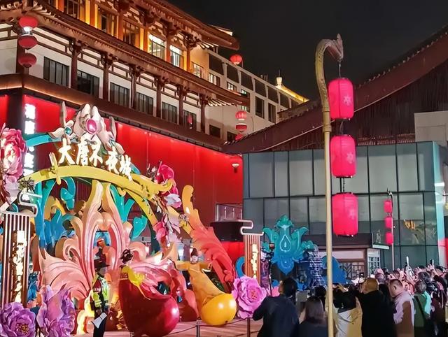 俄罗斯姑娘来中国旅游，回国发文称：中国的晚上太精彩了，别出门