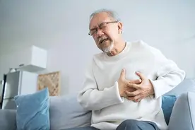 冠心病不能吃鸡蛋？医生怒斥：患了冠心病还吃3种食物，不要命了图片