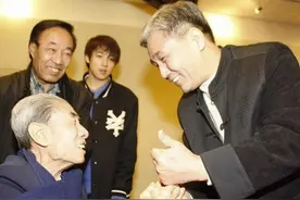 李文华拜师相声界悉数到场，为何侯家人接到电话，仍拒绝出席？图片