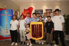 比对双胞胎姐姐照片，武汉警方找回她失踪36年妹妹图片