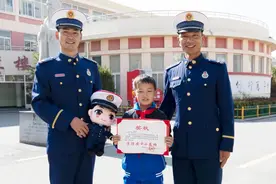 夜间突发火灾，小学生从容操作救了一条街！图片