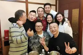 冯巩与他的爱徒们合照 真是桃李满天下图片