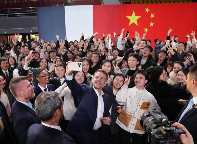 终于知道给马克龙献花的清纯女孩了！女孩身份曝光	，颜值极高太美