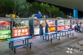 昆山流动摊点变身夜市“新星” 城市小商贩找到新“家”图片