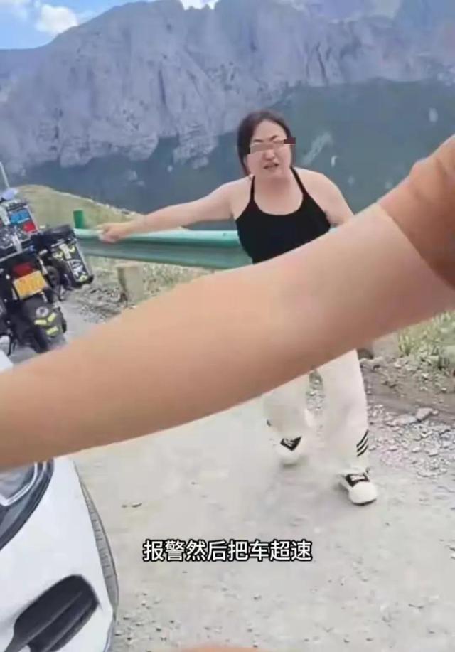 奔驰女已社死，逆行后辱骂威胁骑手，警方通报，正脸曝光太丢人