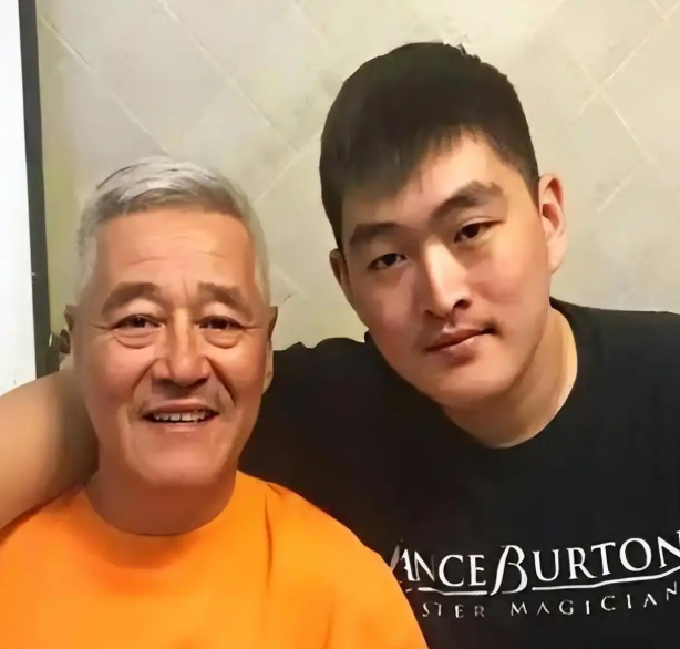 赵本山长子赵铁蛋因病去世	，女儿成网红，亿万家产会花落谁家？