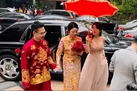 婚礼上那些吸引人眼球的伴娘，谁还有空看新娘啊？这有点尴尬了图片