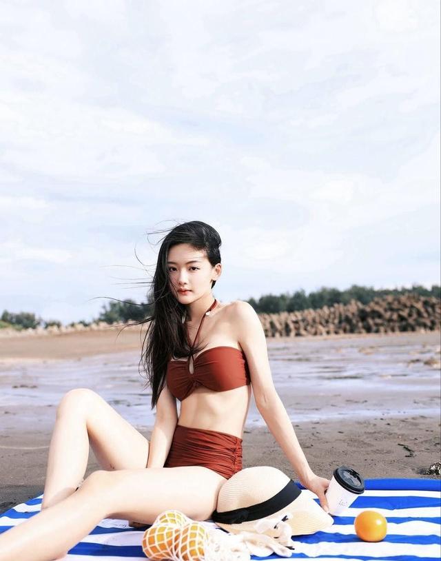 粉色梦境中的温柔时光，春日樱花飘散，轻盈美好片段闯入记忆深处