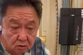 55岁于谦与朋友相聚，说话尽显幽默，满脸皱纹十分苍老图片