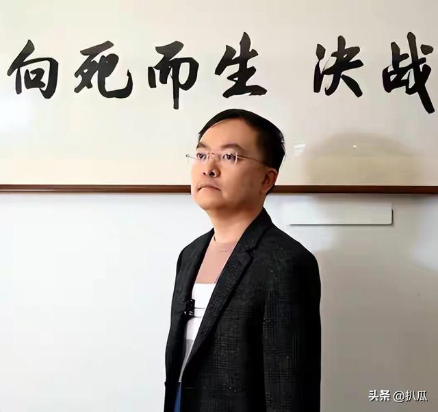 蔡磊传出好消息！终于能下楼溜达，见到儿子笑了，爷俩靠镜子交流