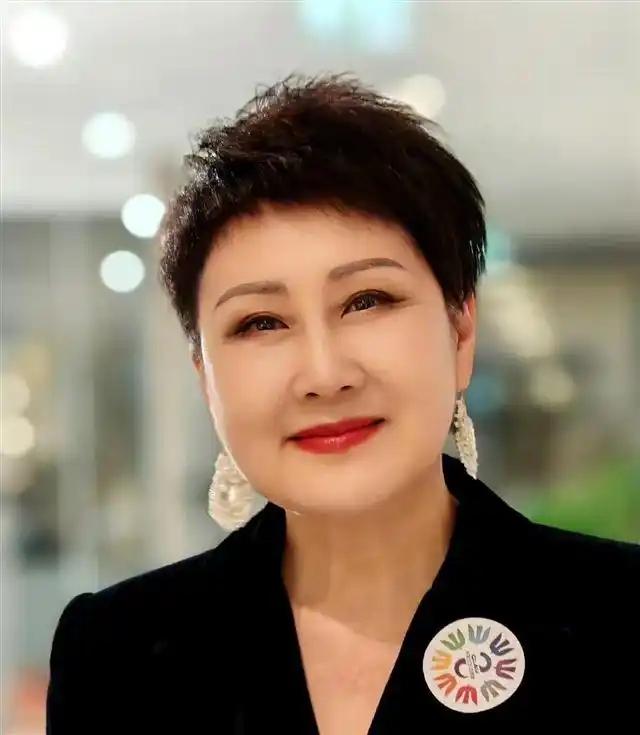 于朦胧坠亡后，62岁张凯丽发文看哭全网，一个举动让人意料之外