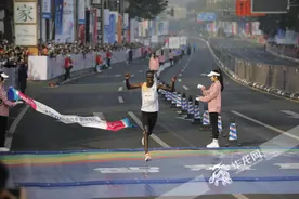双双刷新！重庆马拉松男女子组赛会纪录均被打破！图片