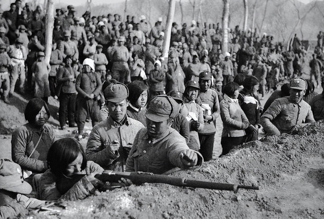 1970年老人去部队看儿子被哨兵拦下，老人：让你们师长跑步来见我