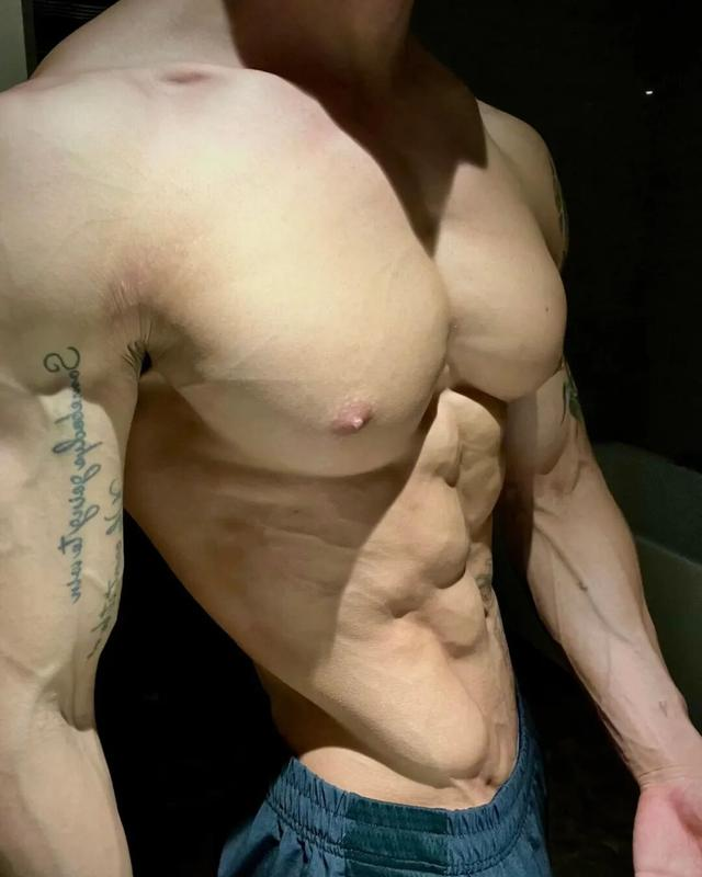 身高187的健身肌肉男网红，野外写真秀身材颜值	，简直绝绝子