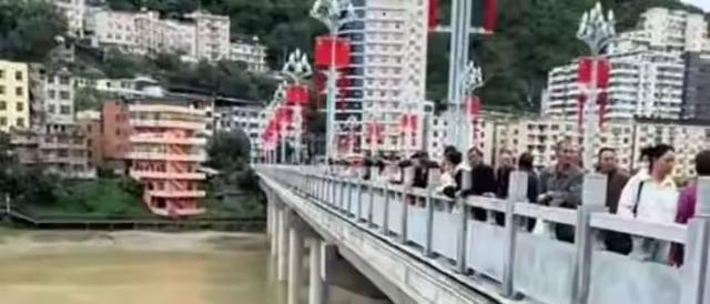 新郎跳河后续。2年前已订婚、彩礼含六金，丈母娘在当地颇有名气
