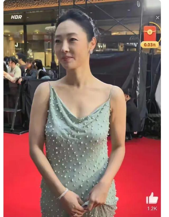 41岁白百何现身东京，她的下跨变得好大啊，脸也胖了，变化真大