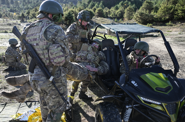开战将近！中国周边集合，8架加油机连夜升空，再现 B - 2 轰炸伊朗