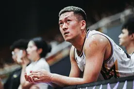 31岁球员杨政放弃CBA原因曝光，选择陪伴混血179cm女友，辜负孙鹏图片