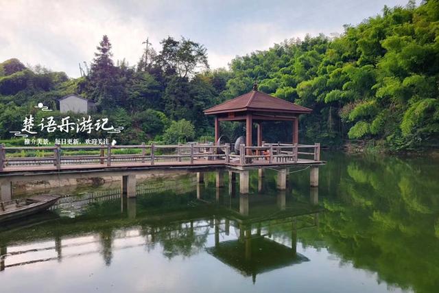 浙江宁波这个古村因水潭而得名，居于山岙犹如桃源秘境，适合徒步
