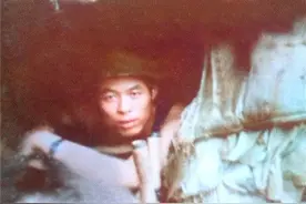 他是老山第一兵！一丝不挂在距离越军仅10米的石缝中，坚守117天图片