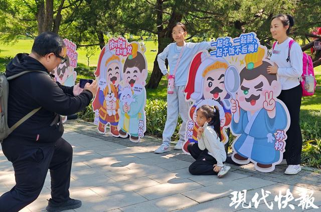 五一南京变人海：700条船不够用，全在看后脑勺！