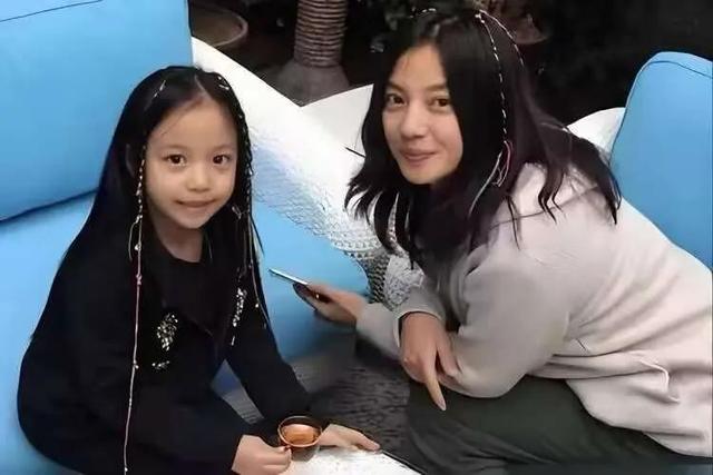 死心不息！劣迹艺人赵薇走投无路，15岁女儿成她的最后一根稻草