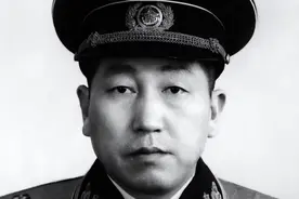 16岁少年偷偷参军，18年后成副司令衣锦还乡，母亲：长官，你找谁图片