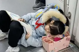 一张小学生地铁偷拍图流出，别再逼孩子，还其自由与健康！图片
