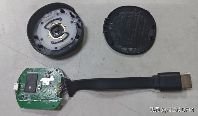 有人找我画一个无线投屏器的PCB，刚好手上有一个拆解看一下