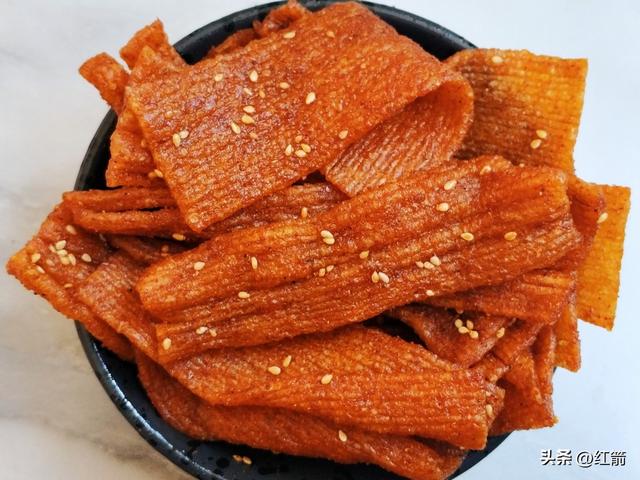 女子“吃”辣条“吃	”出一根金条