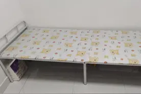 我的出租房里，没有冰箱，没有空调，没有桌子，也没拉网线图片