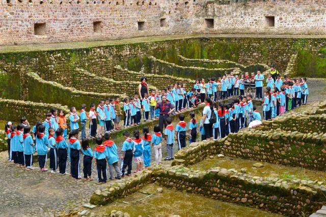 收好始兴这条线路，一天玩转艺术、古村与落羽杉，追一场岭南最绚烂的秋！