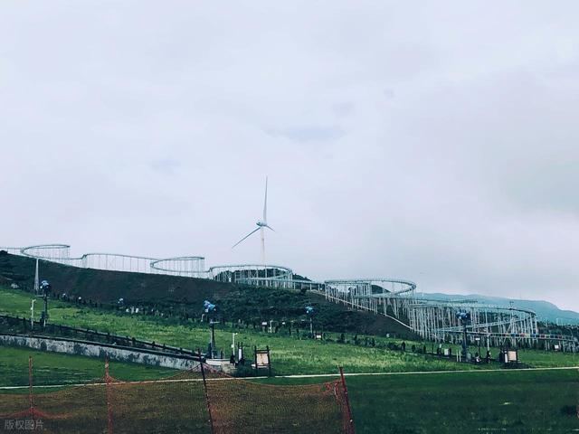 贵州乌蒙大草原：不用去内蒙古，海拔2500米的高山草甸看云海风车