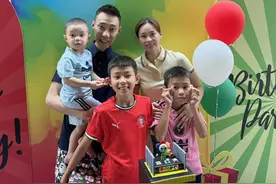 李宗伟晒全家福，怀抱三胎儿子露笑颜，花千万治愈癌症仍持续消瘦图片