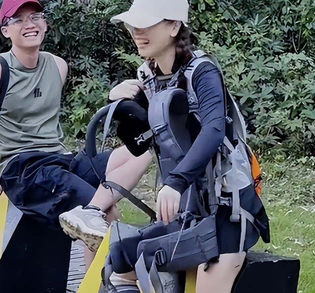 广东女子登山脚崴，被陌生小伙背40分钟下山，恶心的一幕出现了