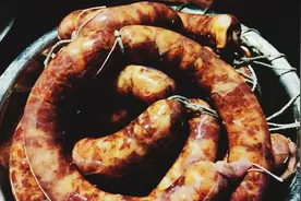 灌香肠，10斤肉放多少盐？记住1个比例，香肠咸香适口，久放不坏图片