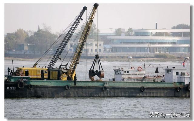 漫步丹东鸭绿江畔，可以隔江望见对岸的朝鲜