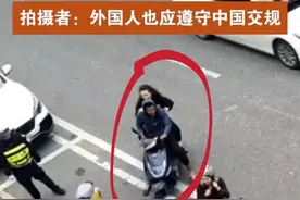 贵州一交警抓不戴头盔的电动车，发现车主是外国人后却直接放行图片