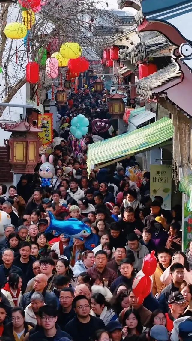 在高淳老街，推背走路！