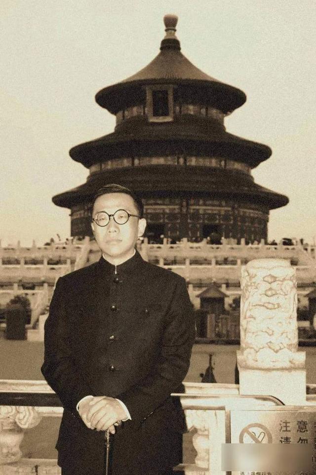 普通人靠长相走红故宫，争议声中他选择沉默，未来还能火多久？