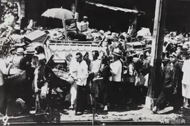 1937年上海，历史沉痛的一天，淞沪会战打响，数万人无家可归图片