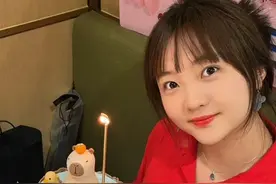 林妙可晒25岁生日照，打扮精致还做了美甲，和闺蜜吃火锅超开心图片