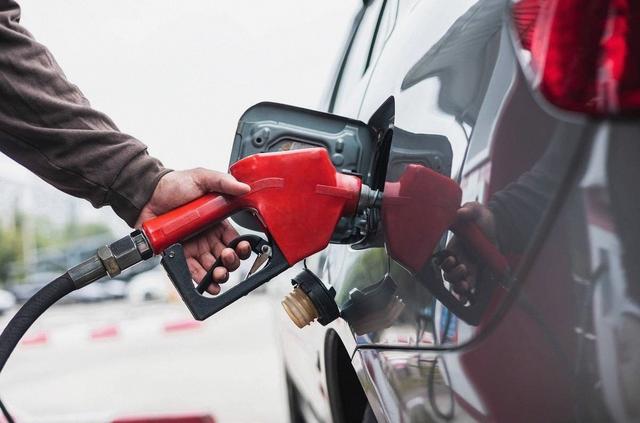 开油车的乐了，开电车的急了？2026油电新政落定	，税费规则全变了