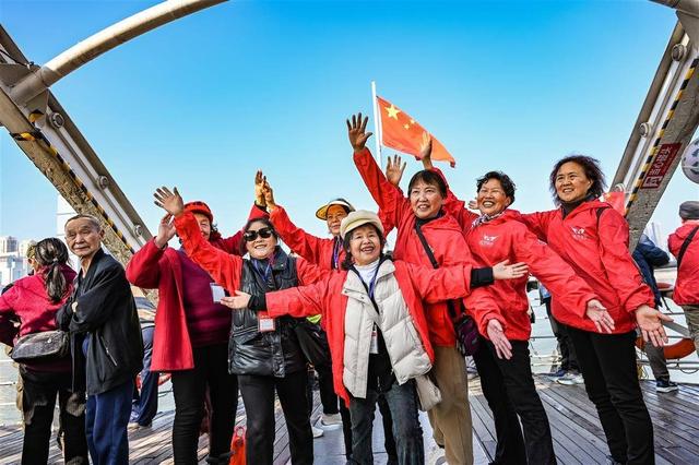 银发族不贪便宜了！退休阿姨迷旅游，61-65岁人群出游增速达58%