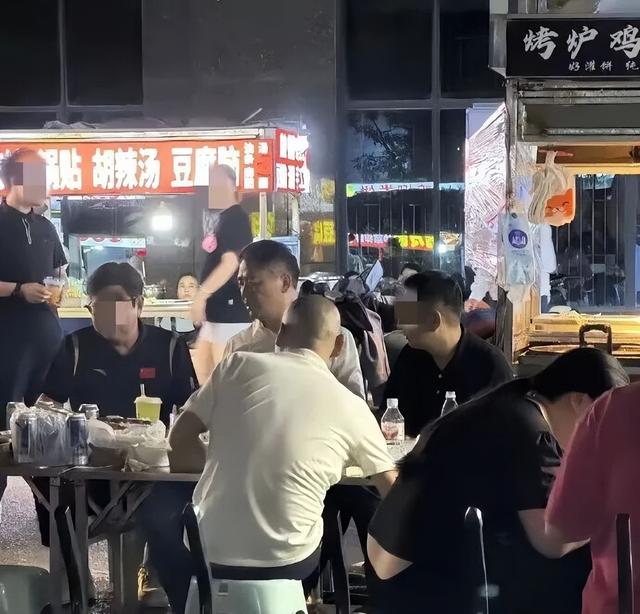 刘强东现身苏超支持宿迁队，拿着啤酒手舞足蹈，球迷称他开心得像个孩子