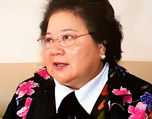 吃里扒外、永不回国？带30名演员留美不归，如今年过花甲归来