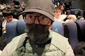 薛之谦被质疑“盗摄”，导演毕志飞邀其出演《屏摄》：只想拍一部比《逐梦演艺圈》2.2分还低的电影图片